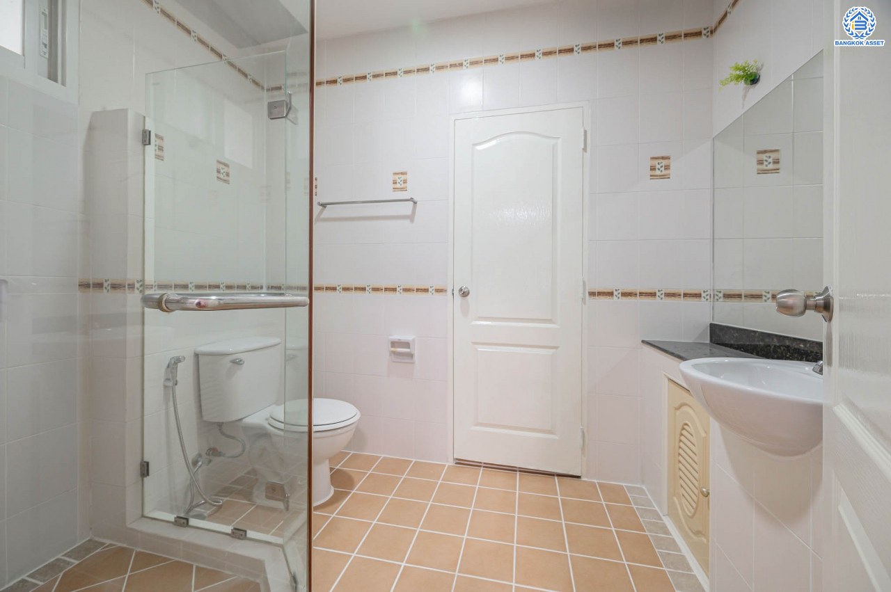 บ้านเดี่ยวมือสอง โครงการ เดอะวอเตอร์เฮ้าส์ กาญจนาฯ-บางบอน รองรับทุกความสุข เนื้อที่ 117.1 ตร.ว. ฟังก์ชัน 5 ห้องนอน 4 ห้องน้ำ 1 ห้องอเนกประสงค์ 1 ห้องแม่บ้าน จอดรถได้ 1 คัน บนทำเลใกล้รถไฟฟ้าสายสีน้ำเงิน "สถานีหลัก2" และจุดขึ้นทางด่วน "พระราม2" และ The Mall บางแค